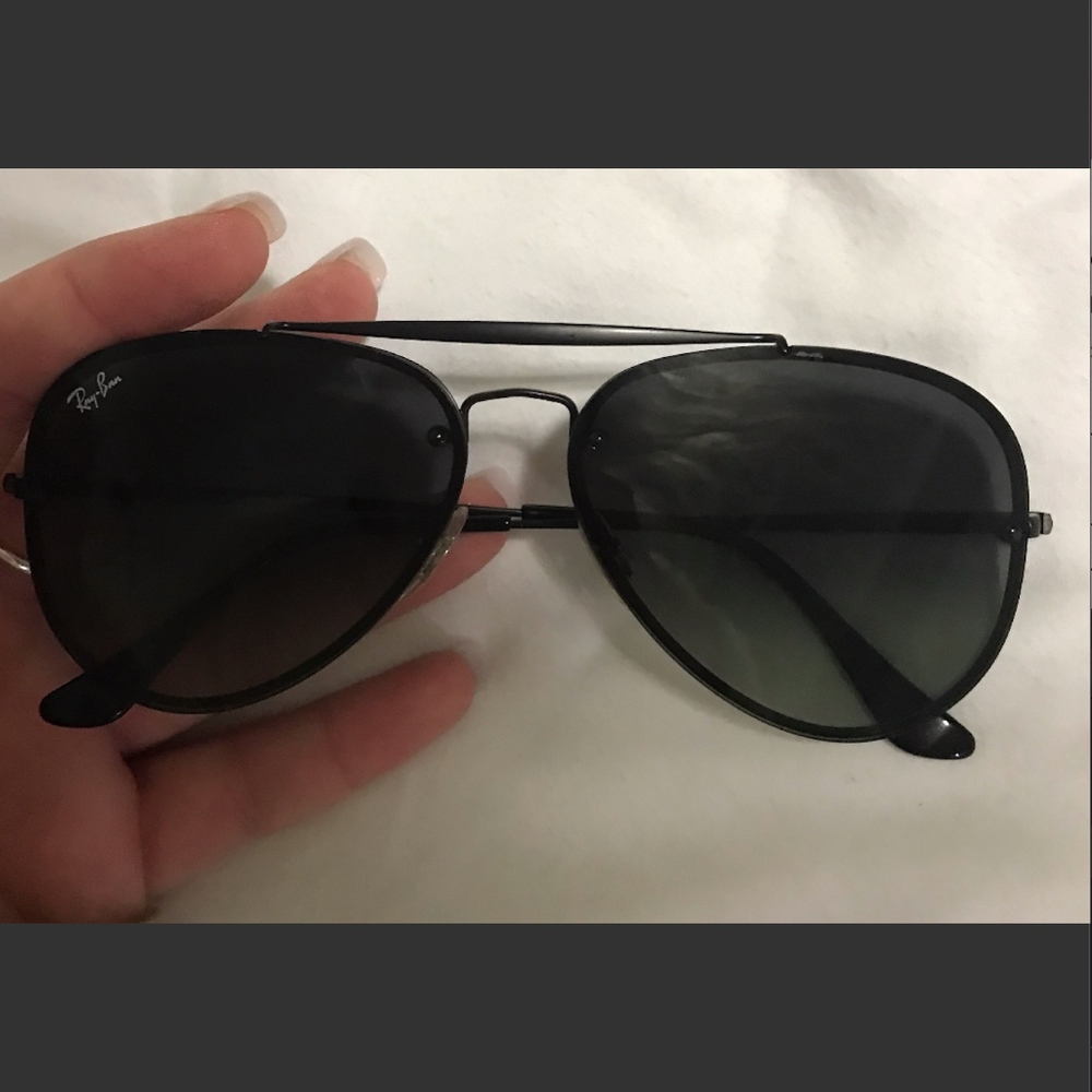 Black Ray-Ban Aviators